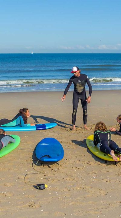 Surfing lesson for three or more people
