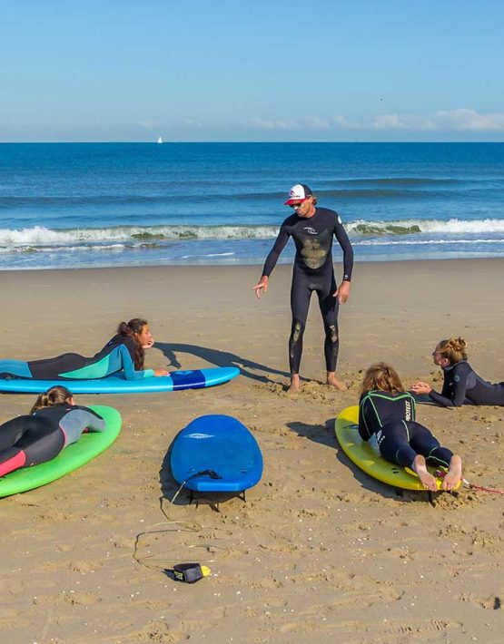 Surfing lesson for three or more people